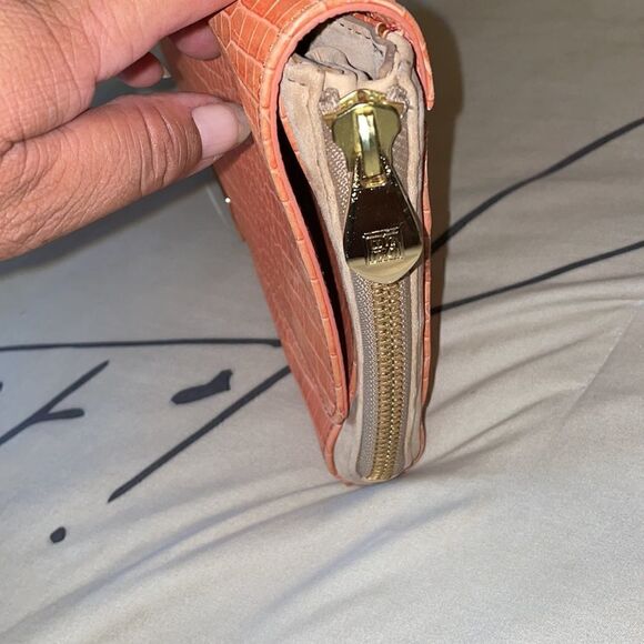 POUR LA VICTOIRE  MORANDI TEXTURE LEATHER CLUTCH - Picture 7 of 11